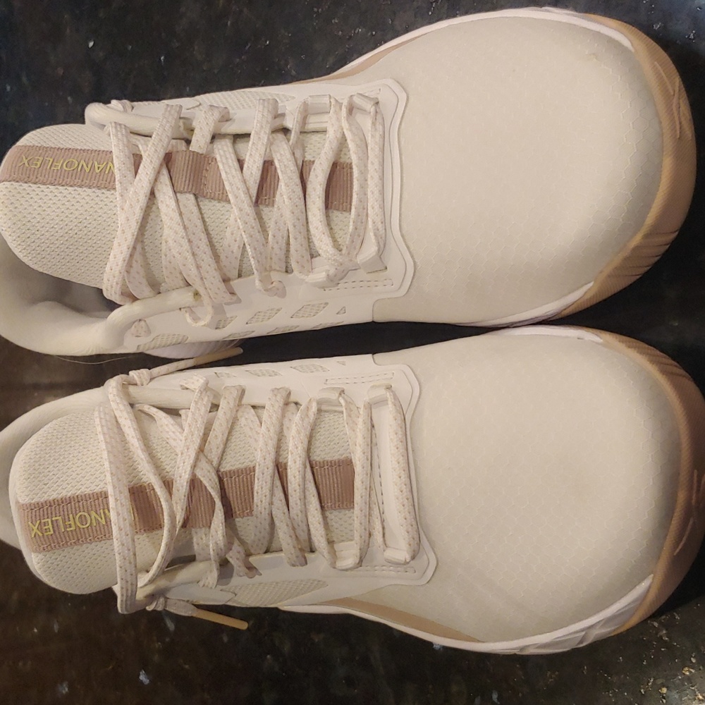 Athletic shoes - Picture 2 of 6